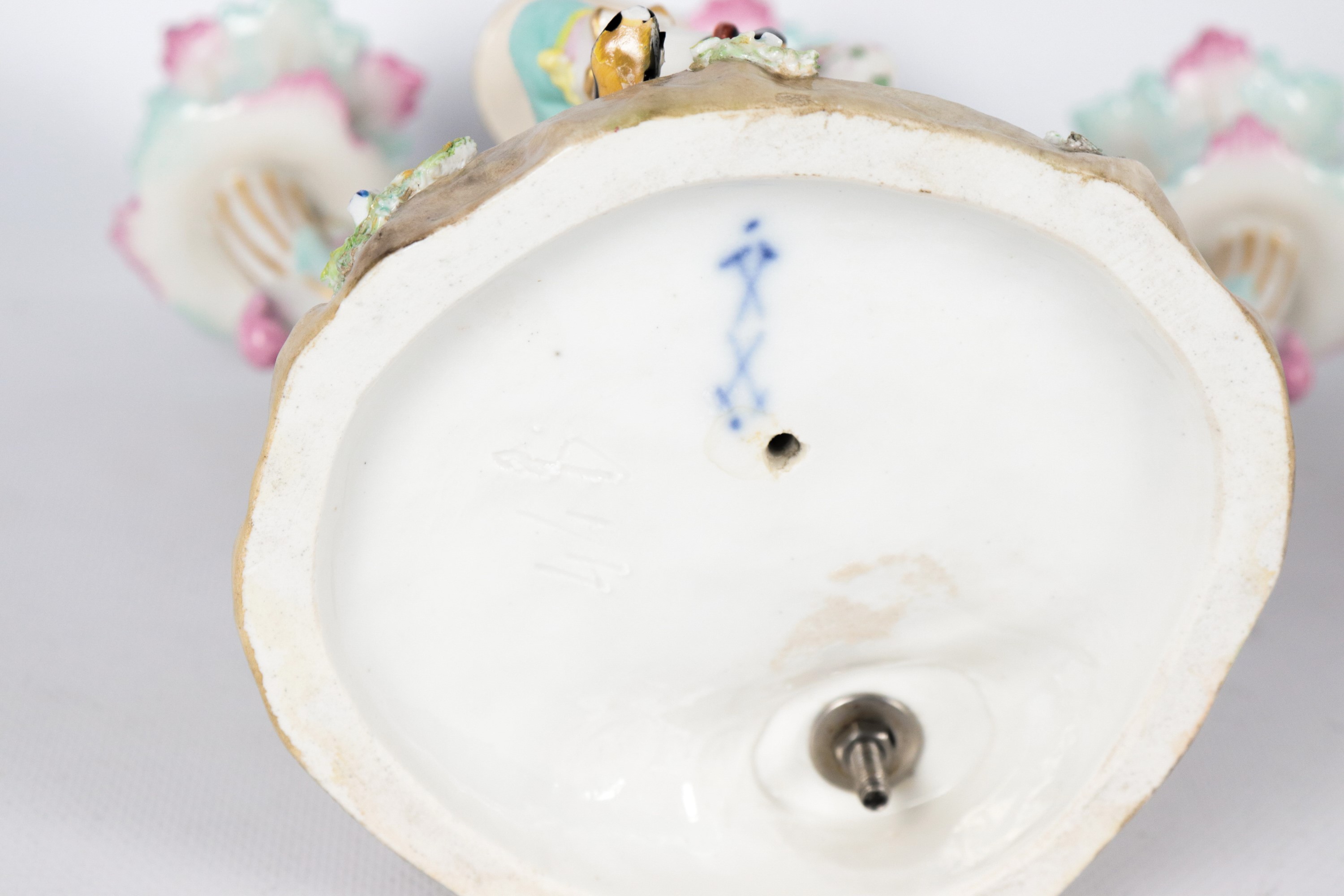 Coppia di antichi candelabri in porcellana di Sassonia, interamente decorati e variopinti con fio...