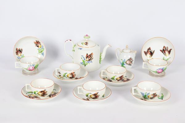 Antico lotto in porcellana Meissen Periodo Marcolini, con decorazioni policrome a motivi di fiori: caffettiera, lattiera e sette tazze con piattini, qualche sbeccatura (9 pz). Fine XVIII Secolo