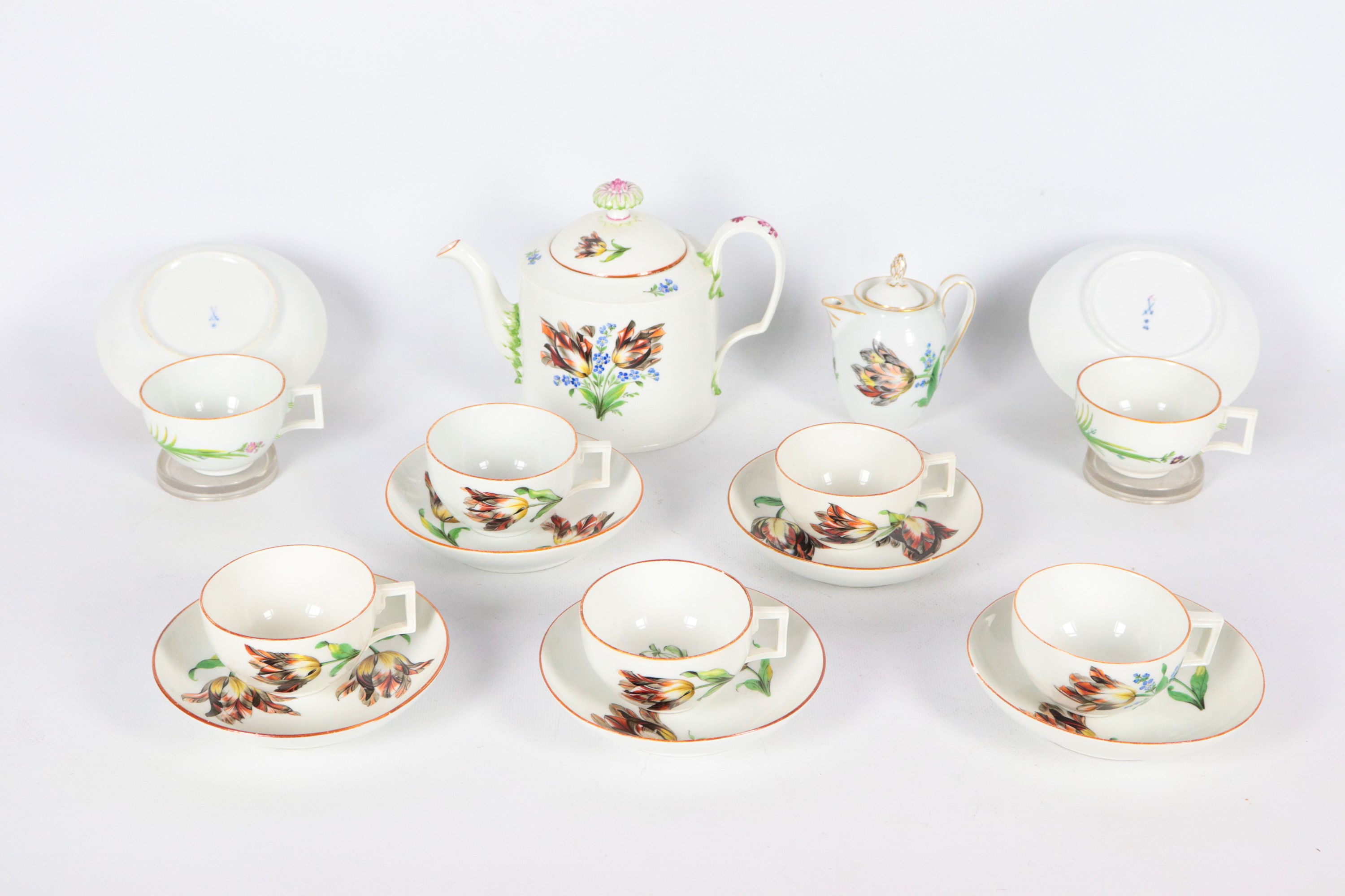 Antico lotto in porcellana Meissen Periodo Marcolini, con decorazioni policrome a motivi di fiori...