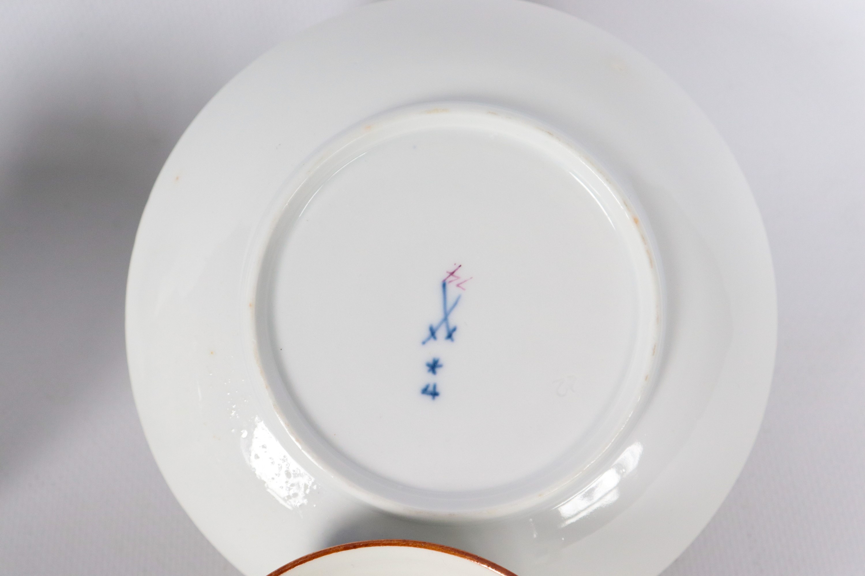 Antico lotto in porcellana Meissen Periodo Marcolini, con decorazioni policrome a motivi di fiori...