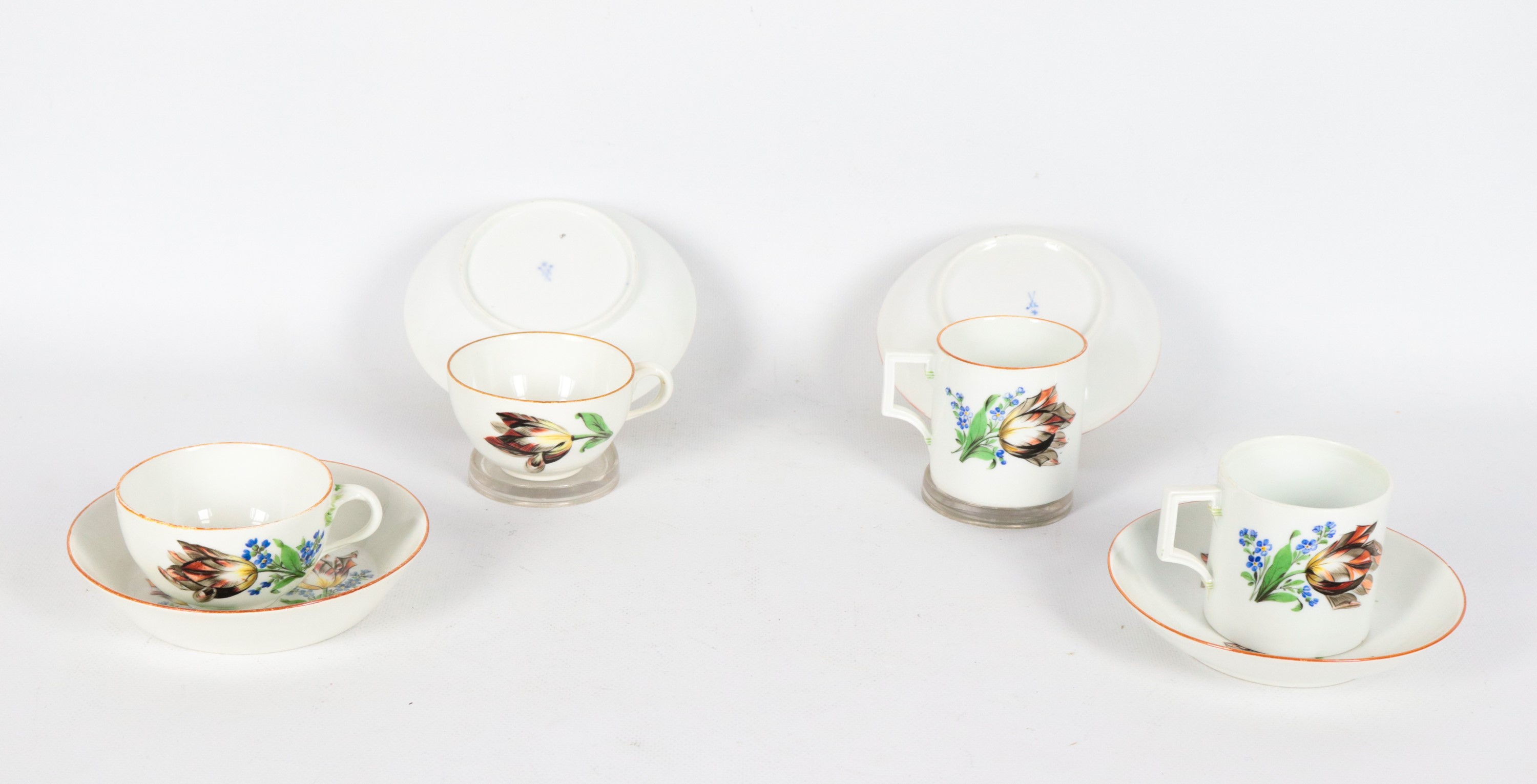 Antico lotto di due coppie di tazze con piattini in porcellana Meissen, con decorazioni policrome...