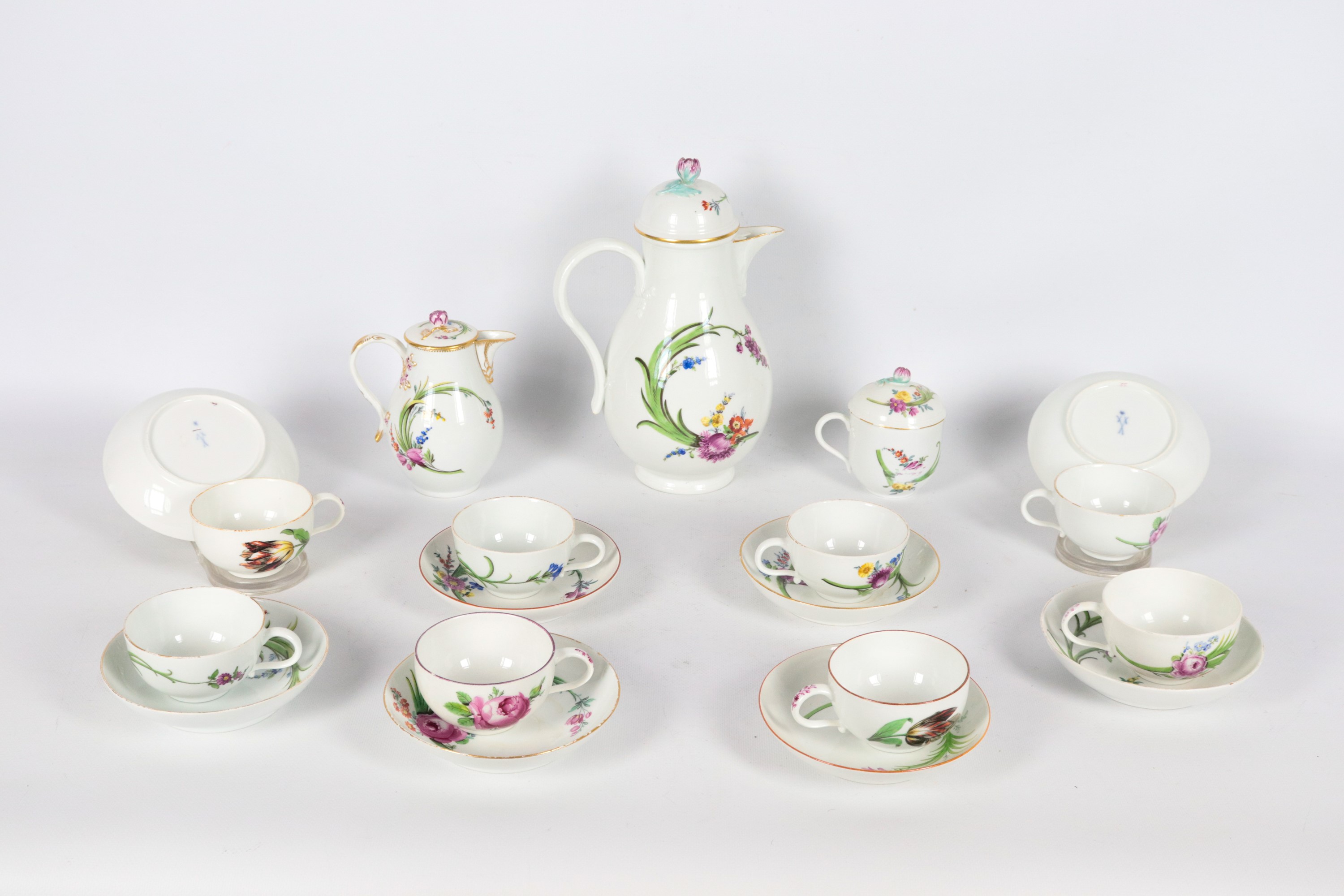 Antico servizio da caffè in porcellana Meissen Periodo Marcolini, con decorazioni policrome a mot...