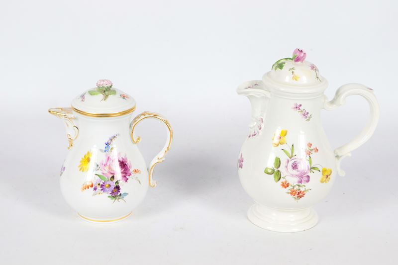 Antico lotto di due caffettiere in porcellana Meissen e Vecchia Vienna, con decorazioni policrome...