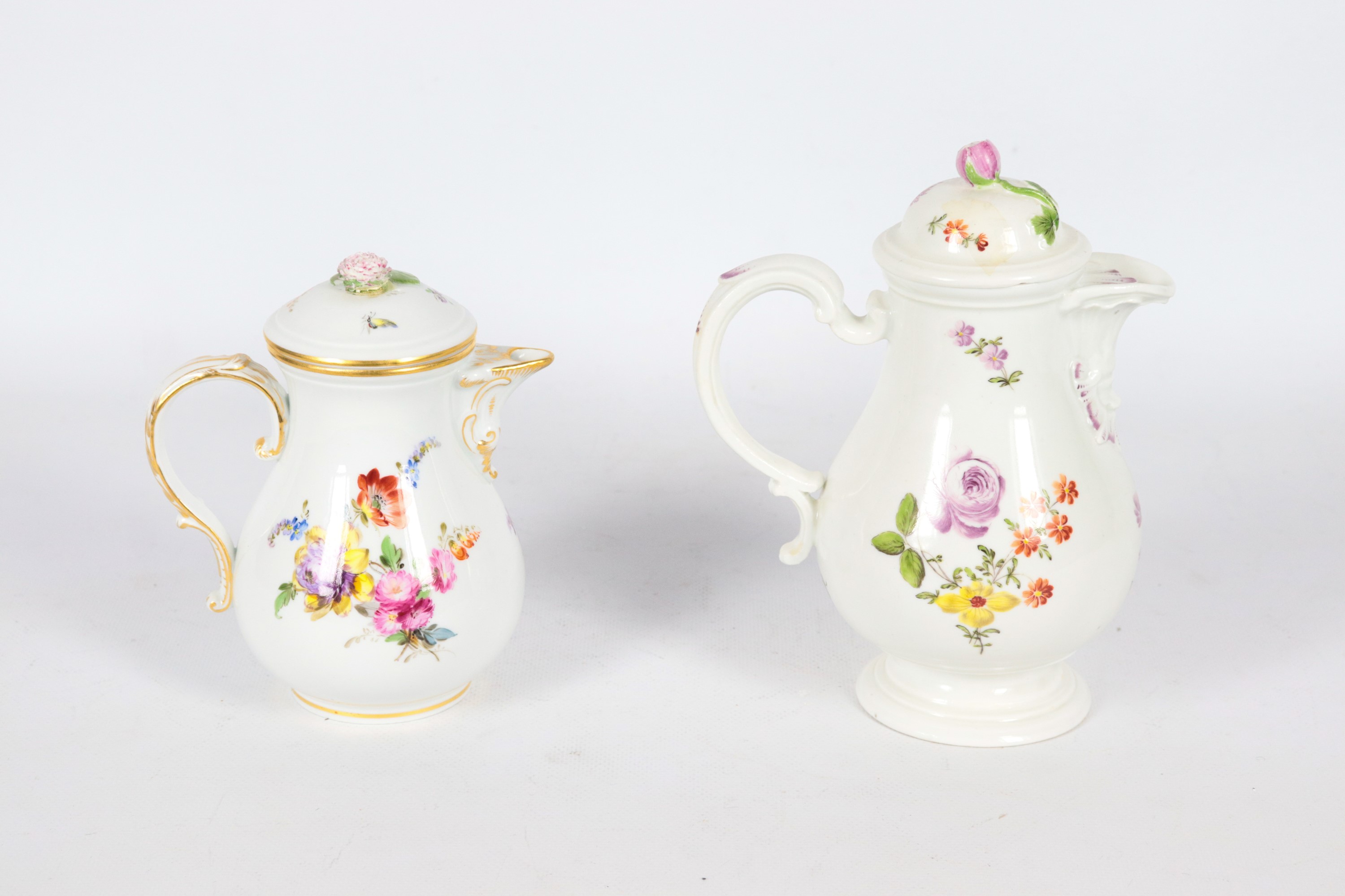 Antico lotto di due caffettiere in porcellana Meissen e Vecchia Vienna, con decorazioni policrome...