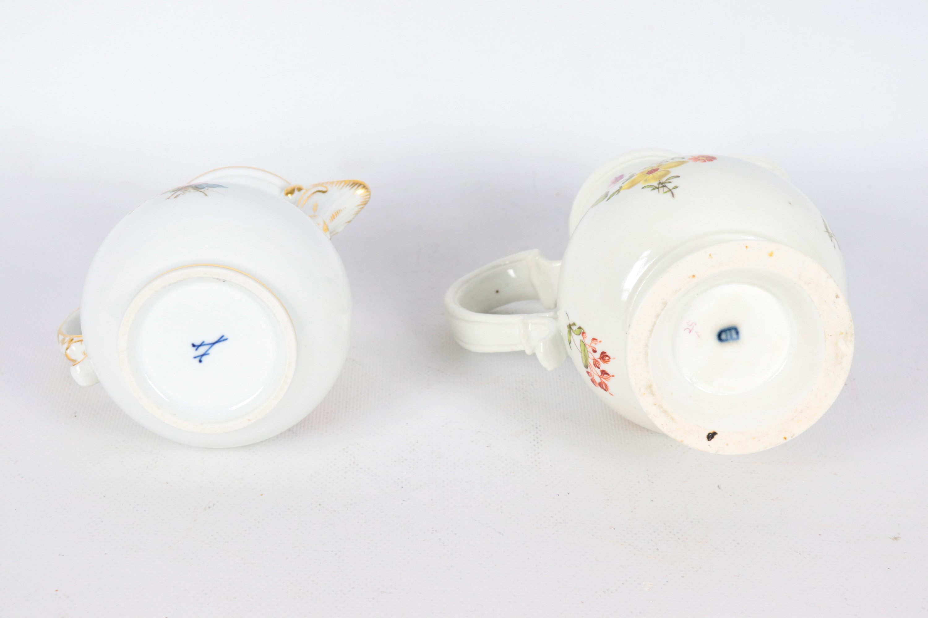 Antico lotto di due caffettiere in porcellana Meissen e Vecchia Vienna, con decorazioni policrome...