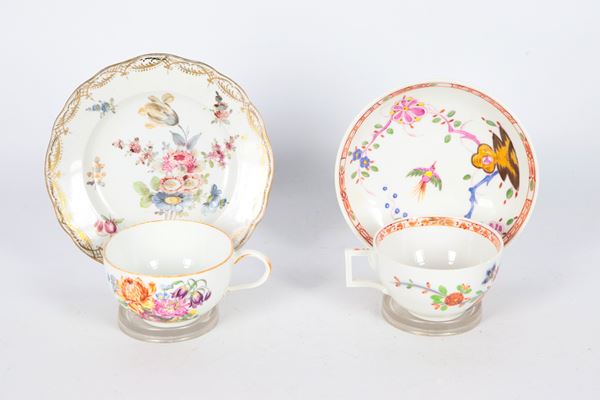 Antico lotto in porcellana Meissen di due tazzine con piattini, con decorazioni policrome floreali a motivi differenti. XIX Secolo