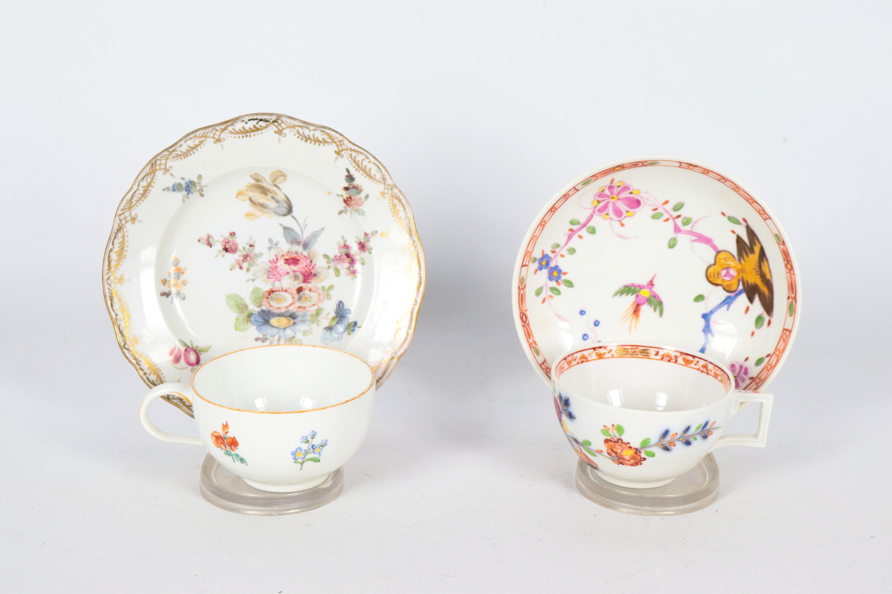 Antico lotto in porcellana Meissen di due tazzine con piattini, con decorazioni policrome floreal...