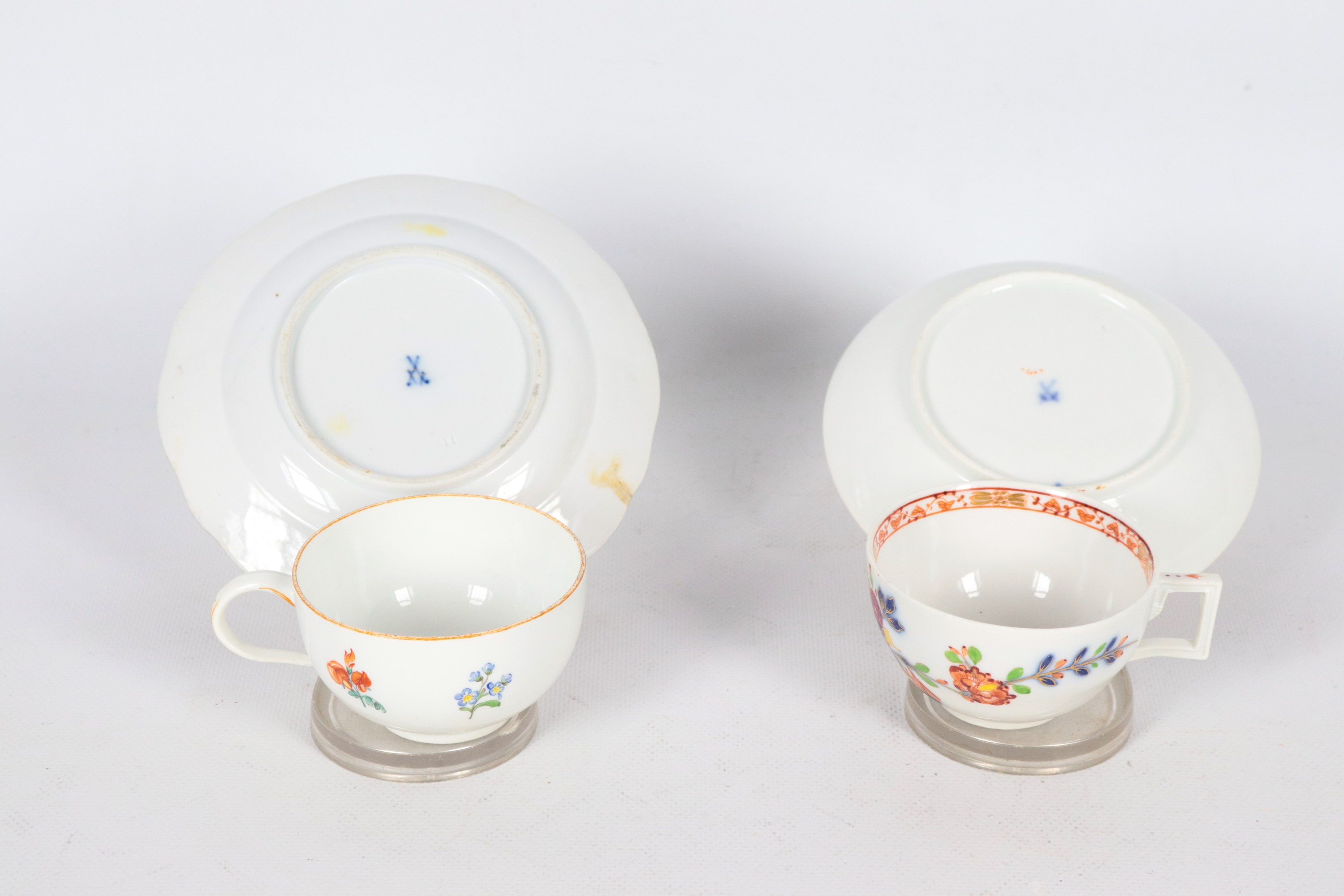 Antico lotto in porcellana Meissen di due tazzine con piattini, con decorazioni policrome floreal...