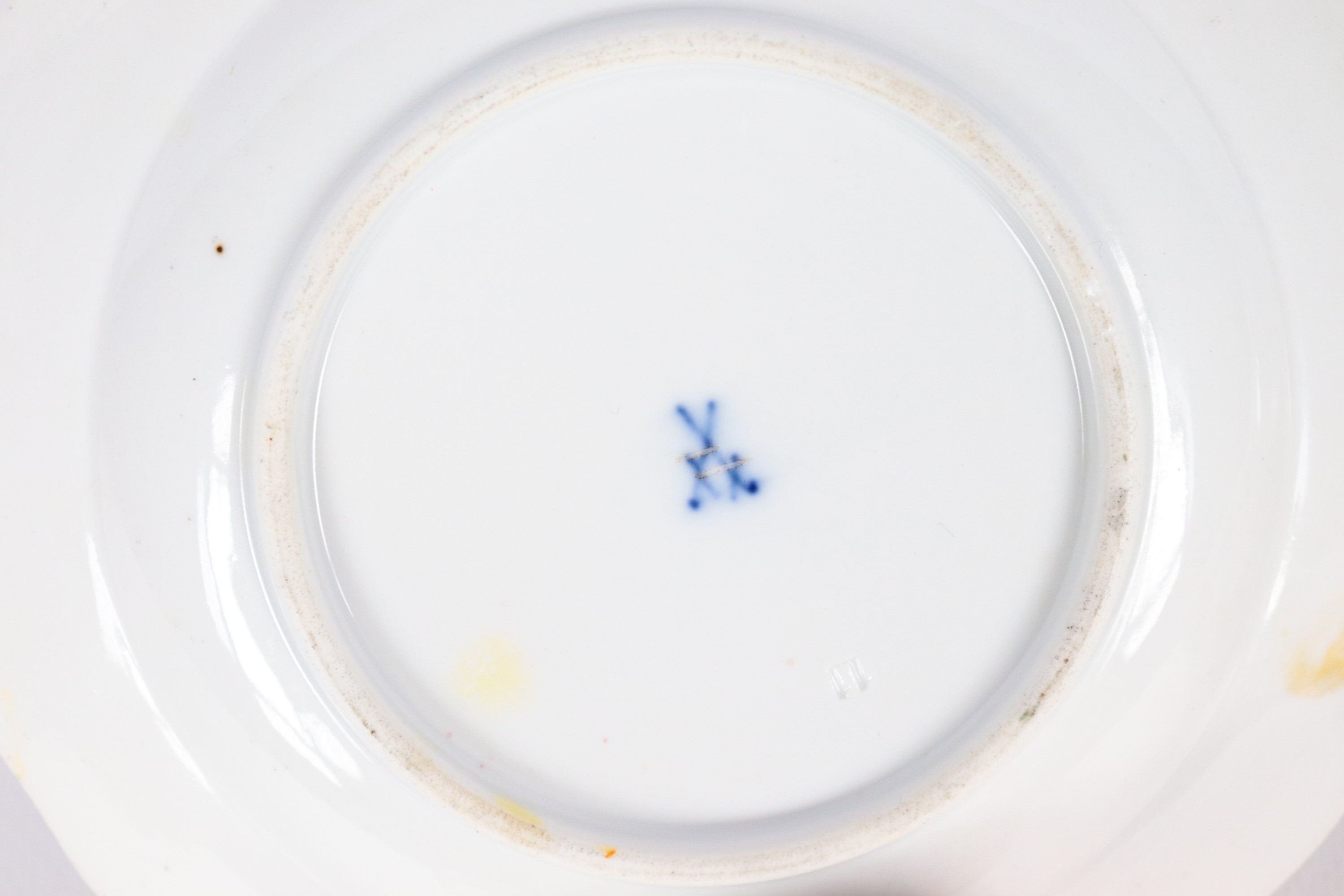 Antico lotto in porcellana Meissen di due tazzine con piattini, con decorazioni policrome floreal...