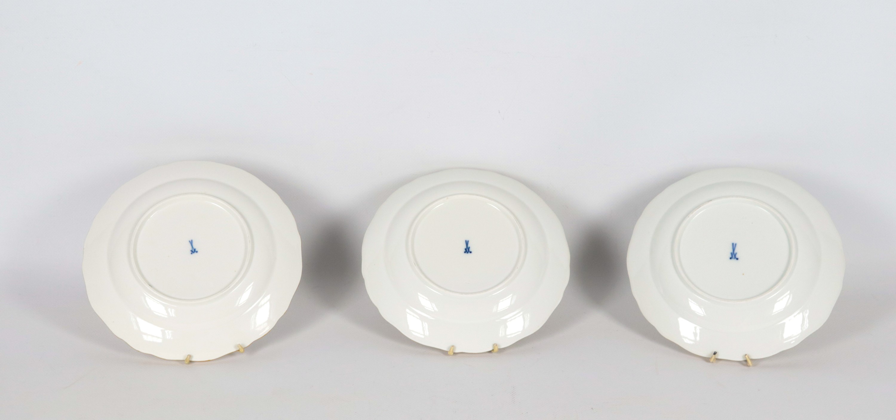 Antico lotto in porcellana Meissen di tre piattini da dolce, con decorazioni policrome a motivi d...