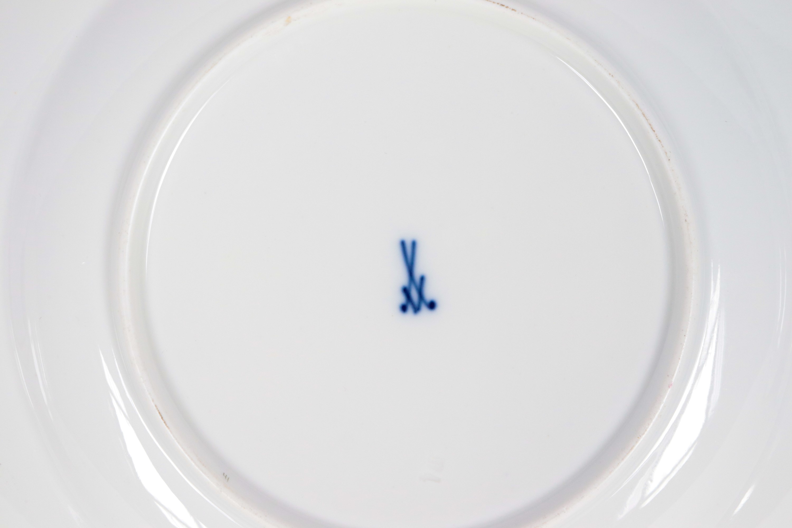 Antico lotto in porcellana Meissen di tre piattini da dolce, con decorazioni policrome a motivi d...