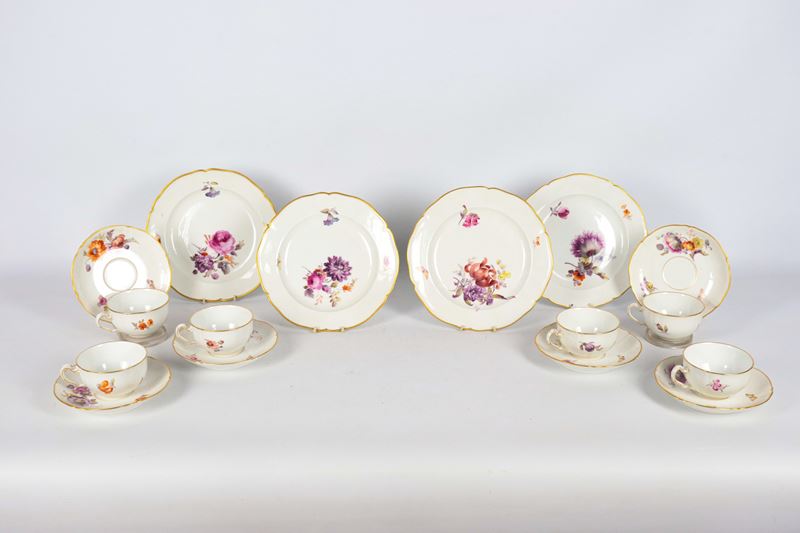 Antico lotto in porcellana Berlino KPM di quattro piattini da dolce e sei tazze con piattini, con...