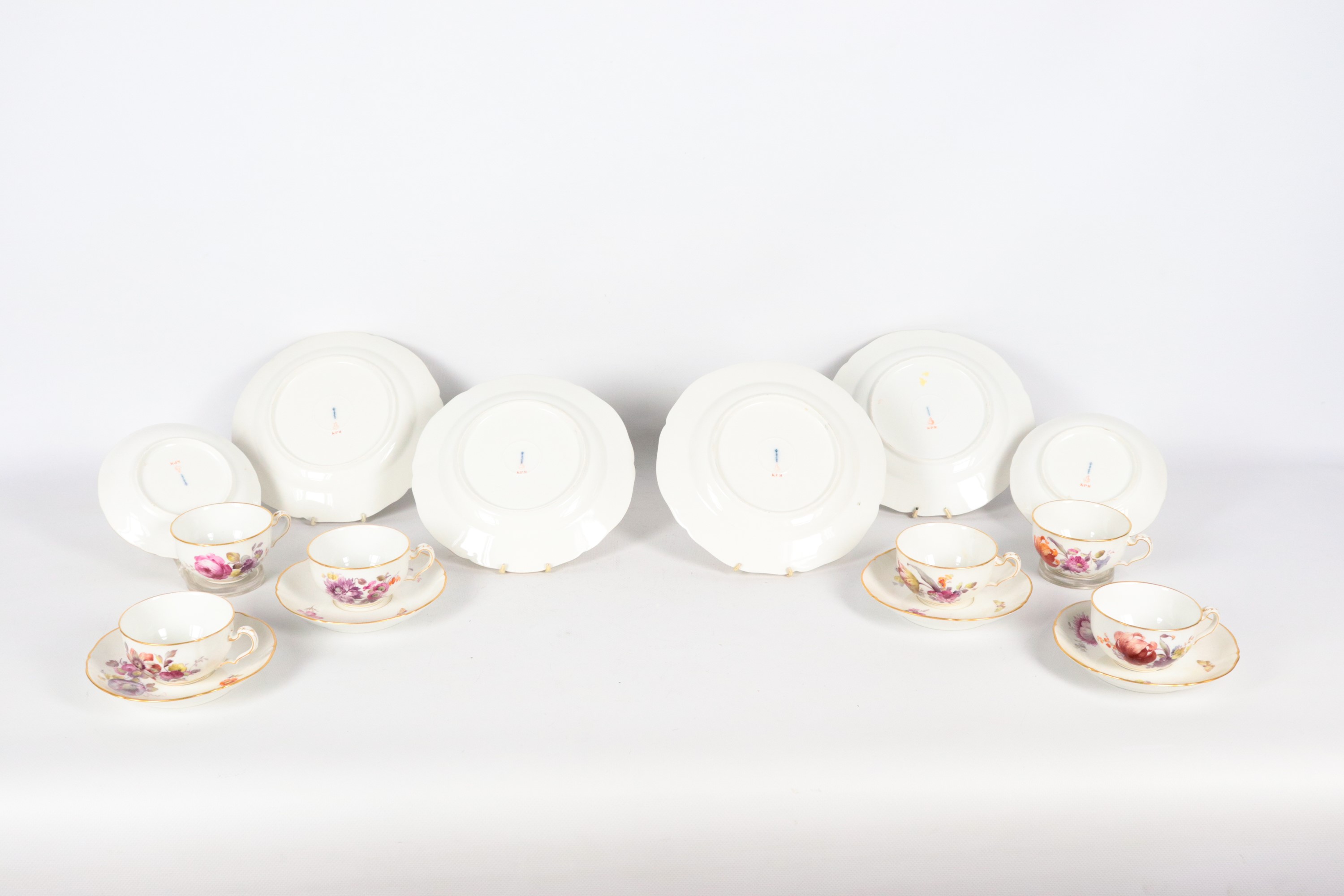 Antico lotto in porcellana Berlino KPM di quattro piattini da dolce e sei tazze con piattini, con...