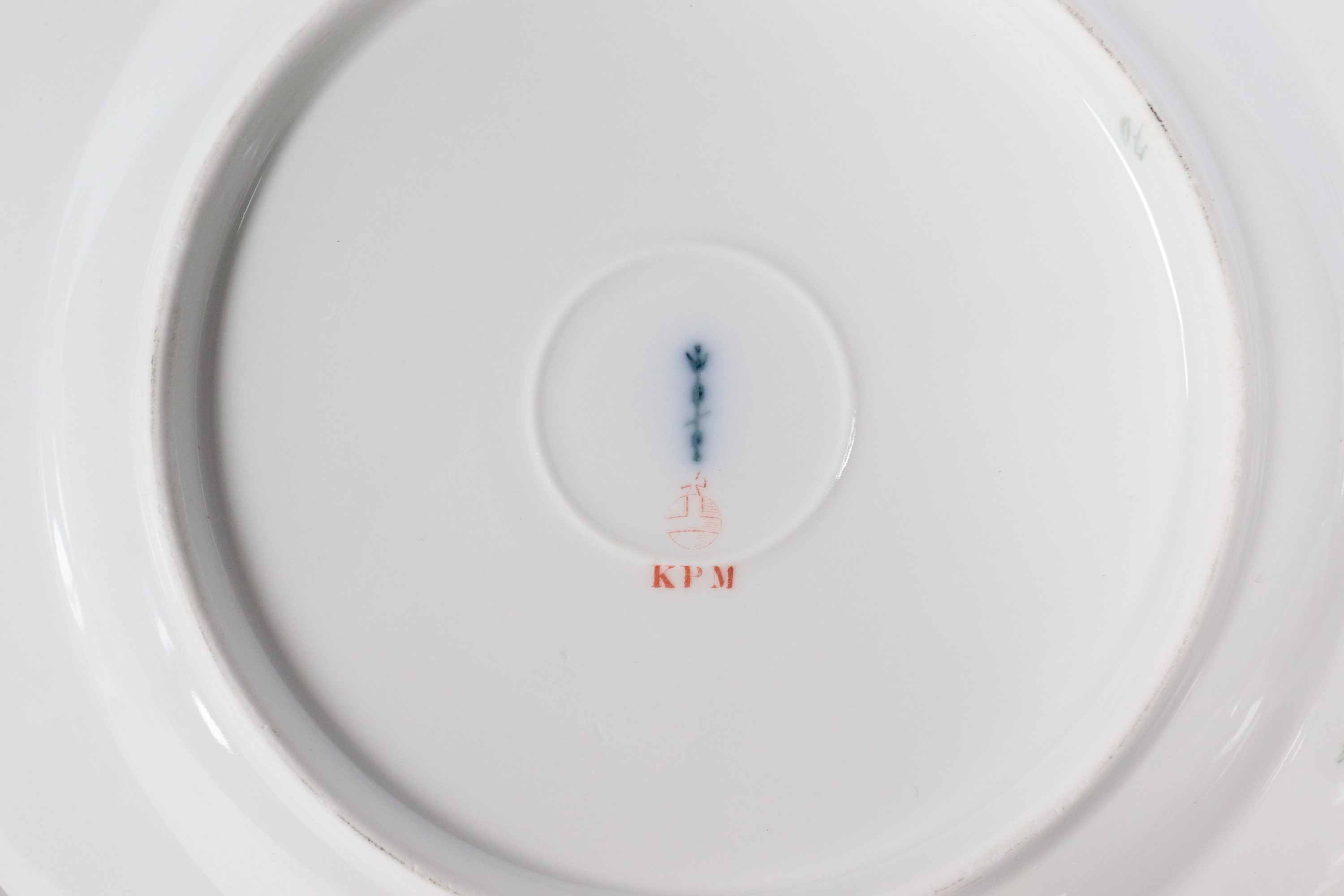 Antico lotto in porcellana Berlino KPM di quattro piattini da dolce e sei tazze con piattini, con...