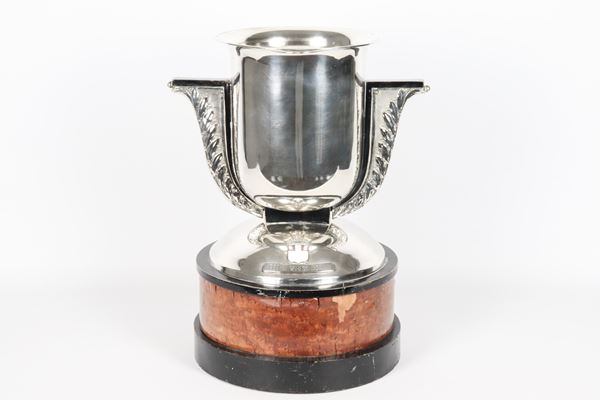 Coppa da trofeo in argento con manici cesellati e sbalzati e stemma in smalto bianco, base in legno. Datata 1936, peso netto dell'argento gr. 1600