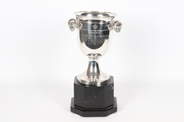 Trophy cup in silver Title 925, with Savoy knot handles and octagonal base in black Belgian marble. Petochi manufacture Rome 1930s-1940s, net weight of silver gr. 1030