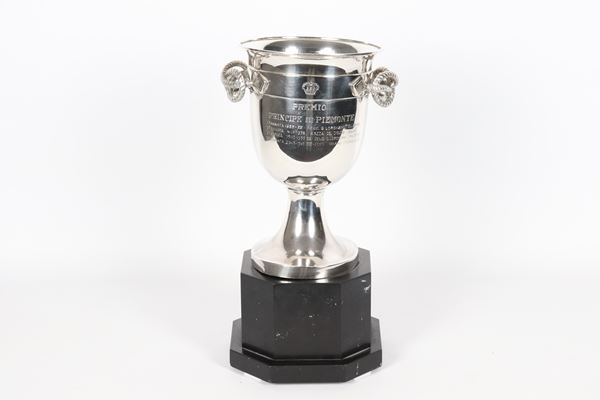 Coppa da trofeo in argento Titolo 925, con manici a nodo Savoia e base ottagonale in marmo nero del Belgio. Manifattura Petochi Roma Anni '30-'40, peso netto dell'argento gr. 1030
