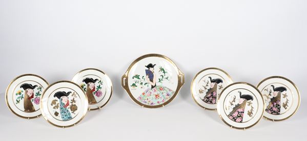 Servizio di piatti da dolce in porcellana, con decorazioni variopinte di maschere veneziane e lumeggiature in oro zecchino. Marcato S. Bevilacqua - Torino (7 pz.)