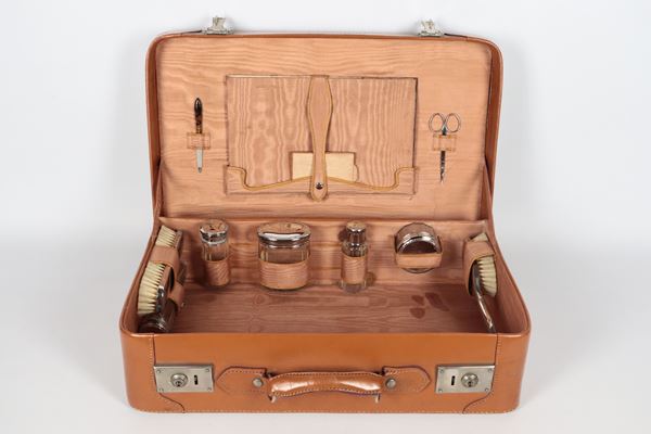 Necessaire da viaggio con valigetta in pelle. Anni '30-'40