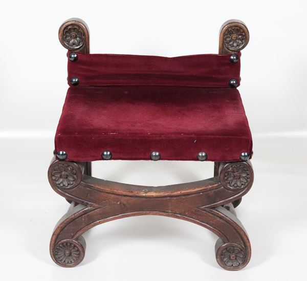 Modello di poltroncina seicentesca in noce, copertura in velluto rosso cardinalizio. Fine XIX Secolo