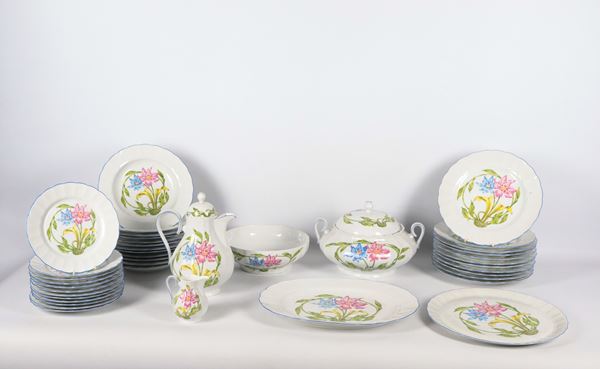 Servizio di piatti in porcellana tedesca di Bavaria, con decorazioni variopinte a motivi floreali e bordini blu (41 pz.)