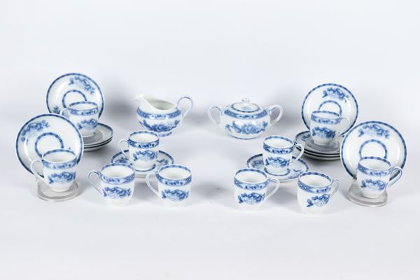 Rimanenza di servizio da caffè in porcellana Rosenthal, con decorazione a cineserie in blu su fondo bianco, composto da: zuccheriera, lattiera e dieci tazzine con piattini (12 pz.)