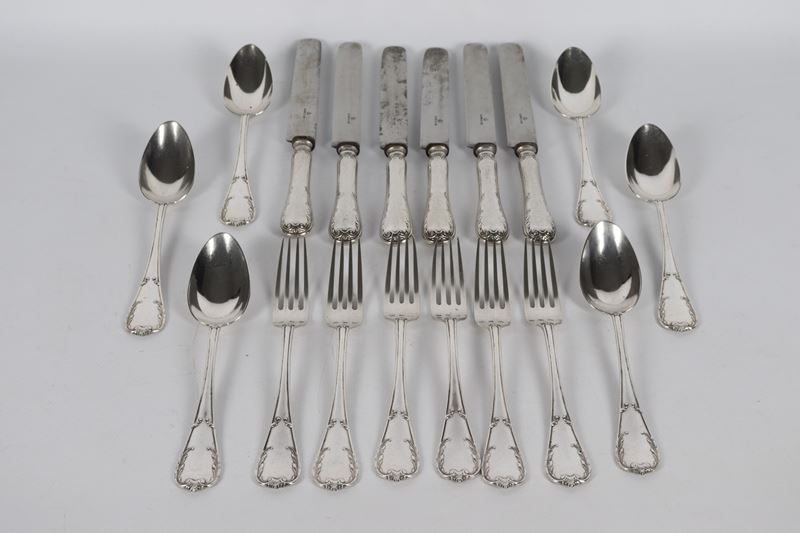 Servizio di posate in argento cesellato e sbalzato: sei forchette, sei cucchiai e sei coltelli (1...