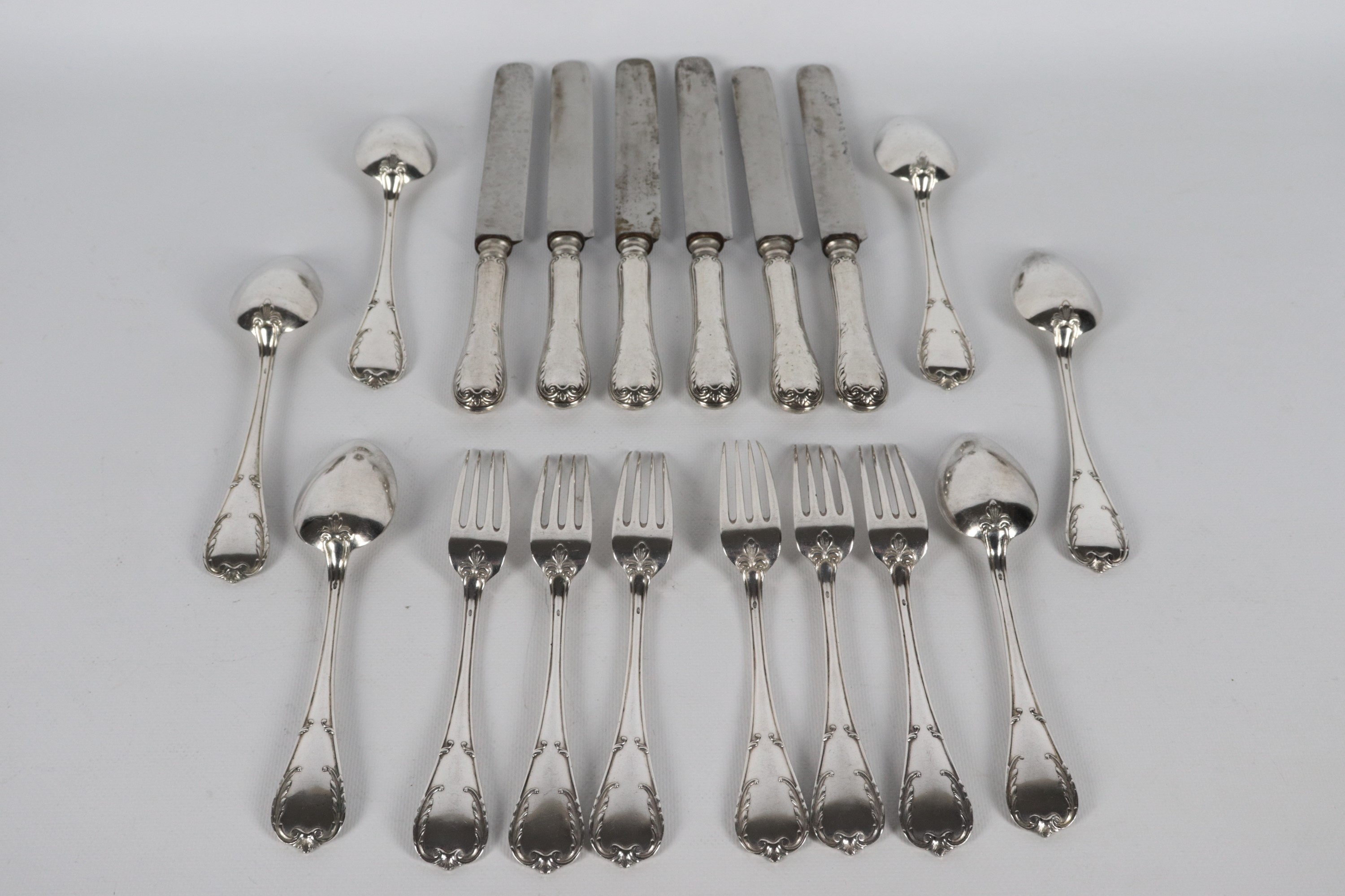 Servizio di posate in argento cesellato e sbalzato: sei forchette, sei cucchiai e sei coltelli (1...