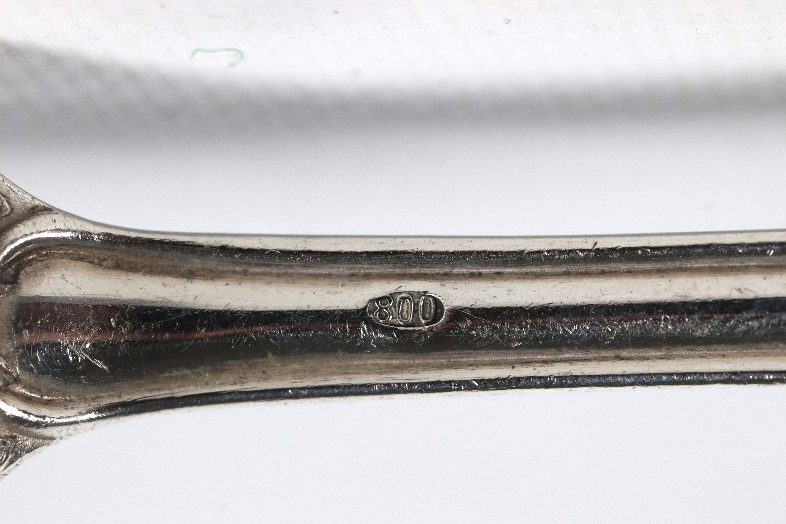 Servizio di posate in argento cesellato e sbalzato: sei forchette, sei cucchiai e sei coltelli (1...