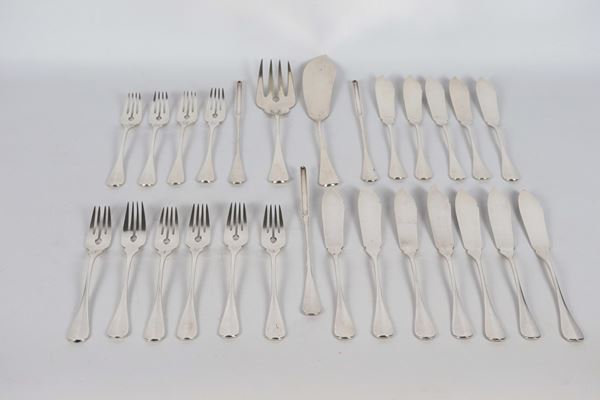 Broggi silver-plated metal fish cutlery set: 10 forks, 12 knives, 3 shellfish cutlery and 2 serving cutlery (27 pcs.)