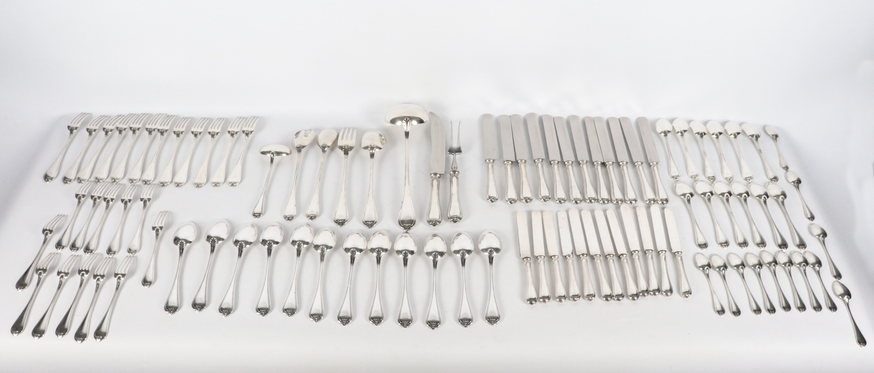 Servizio di posate in argento cesellato e sbalzato, marcato Broggi (92 pz.), gr. 5070