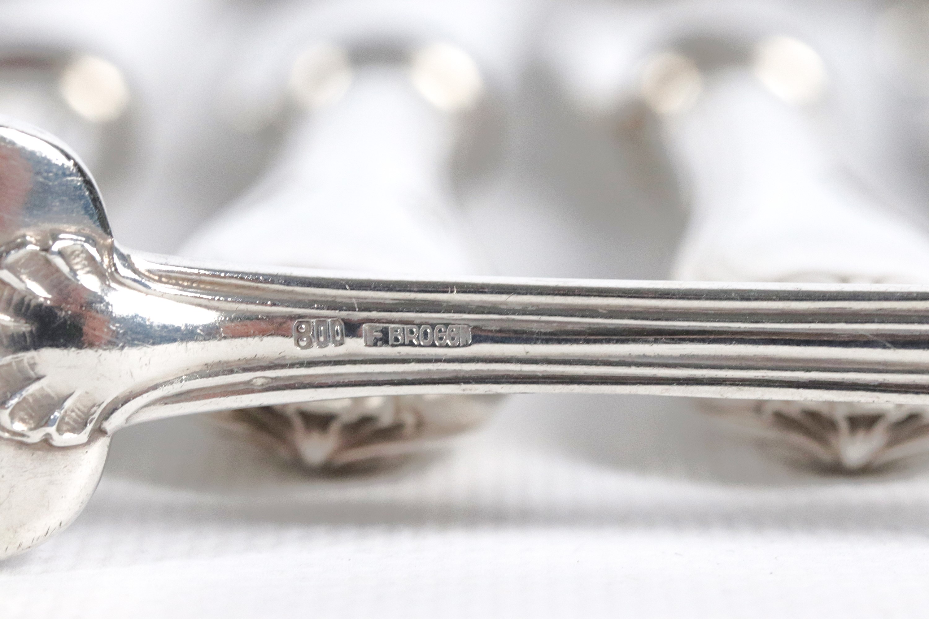 Servizio di posate in argento cesellato e sbalzato, marcato Broggi (92 pz.), gr. 5070