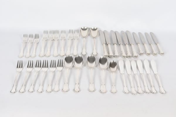 Sambonet embossed and chiselled silver-plated cutlery set: 4 large spoons, 6 large forks, 1 small spoon, 3 small forks, 4 small knives, 6 fish forks, 6 fish knives and 2 serving cutlery (38 pcs.)