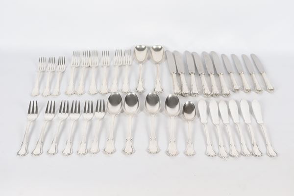 Servizio di posate in metallo argentato sbalzato e cesellato Sambonet: 4 cucchiai grandi, 6 forchette grandi, 1 cucchiaio piccolo, 3 forchette piccole, 4 coltelli piccoli, 6 forchette da pesce, 6 coltelli da pesce e 2 posate da portata (38 pz.)
