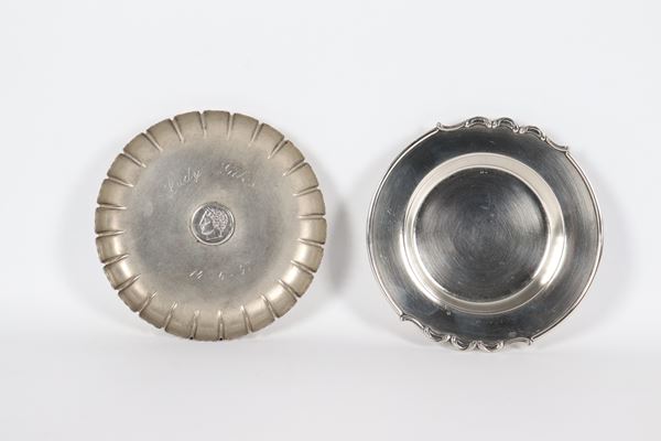 Silver lot of a round saucer with coin on the bottom and a round bottle holder with shaped edge (2 pcs), gr. 365