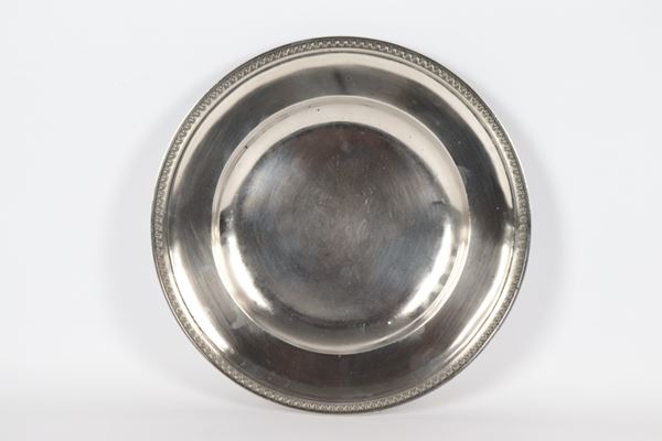 Antico piatto tondo in argento con bordo sbalzato a palmette Impero, gr. 710