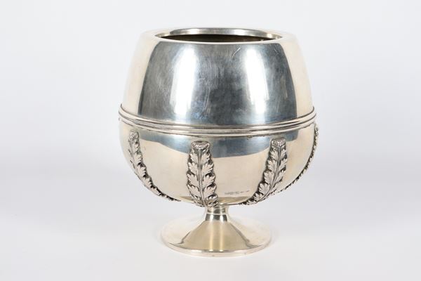 Coppa in argento con foglie sbalzate a rilievo, interno rovinato, gr. 900