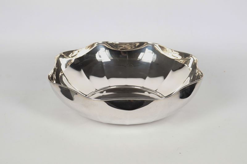 Fruttiera tonda in argento Titolo 925, cesellato e sbalzato a baccellature con bordo sagomato, gr...