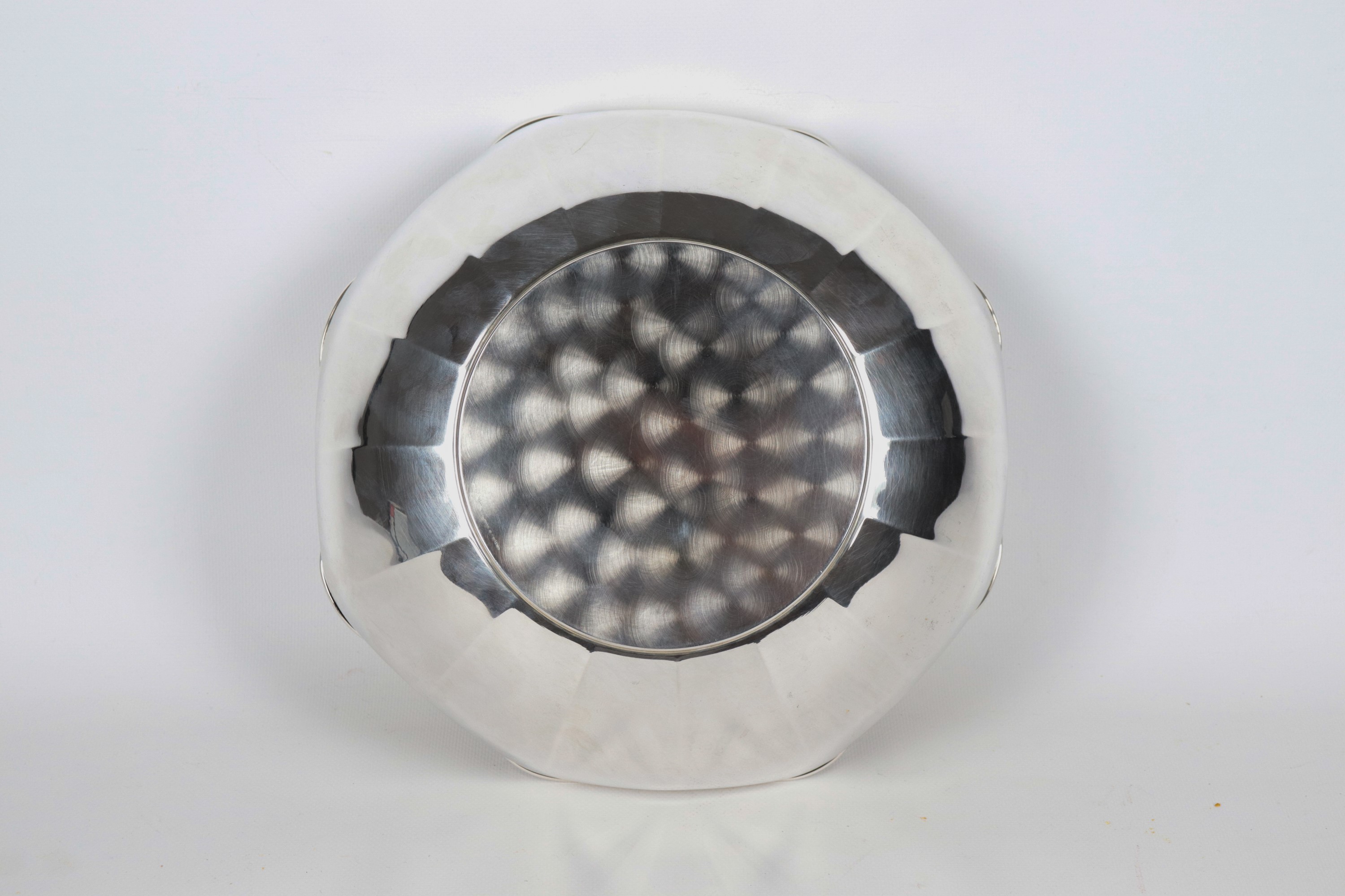 Fruttiera tonda in argento Titolo 925, cesellato e sbalzato a baccellature con bordo sagomato, gr...