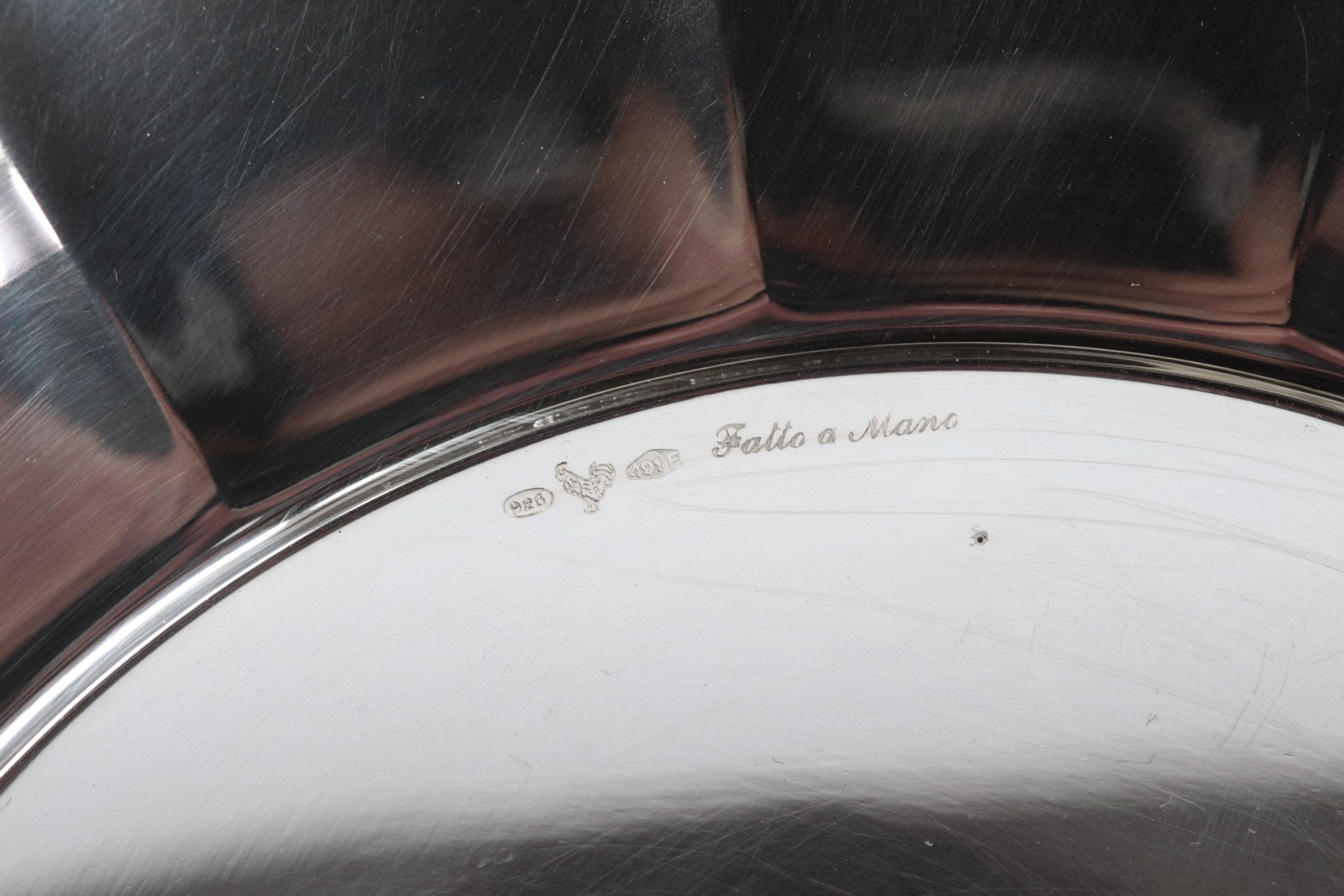 Fruttiera tonda in argento Titolo 925, cesellato e sbalzato a baccellature con bordo sagomato, gr...