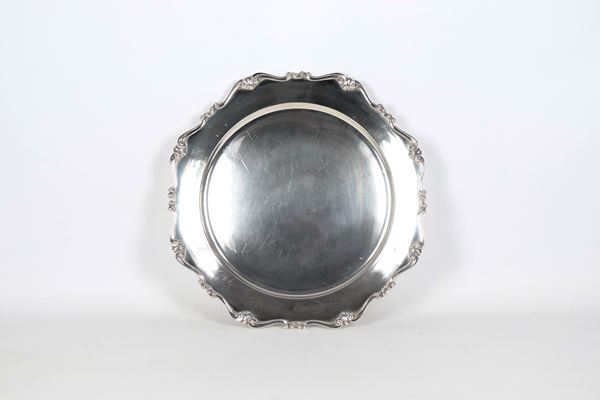 Grande piatto tondo in argento con bordo cesellato e sbalzato a volute, gr. 845