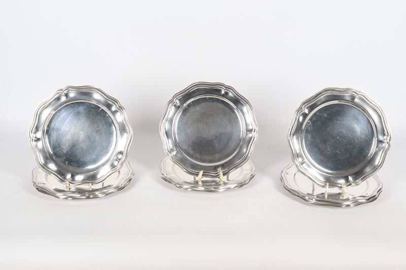 Lotto di dodici piccoli piatti tondi in argento, con bordo sbalzato e centinato, marcati L. Sfris...