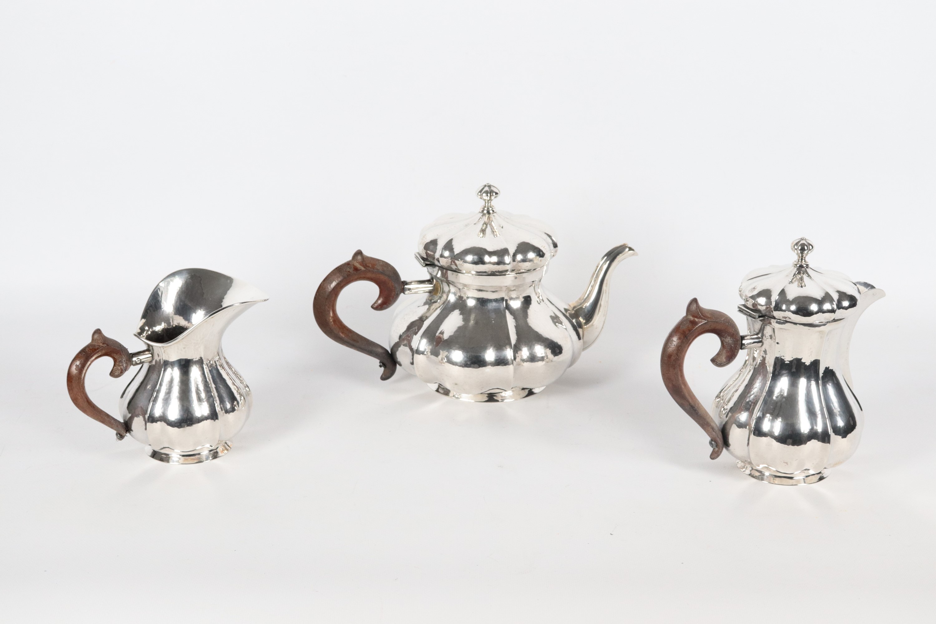 Servizio da tè e caffè in argento, cesellato e sbalzato a motivi Luigi XV con manici in legno: te...