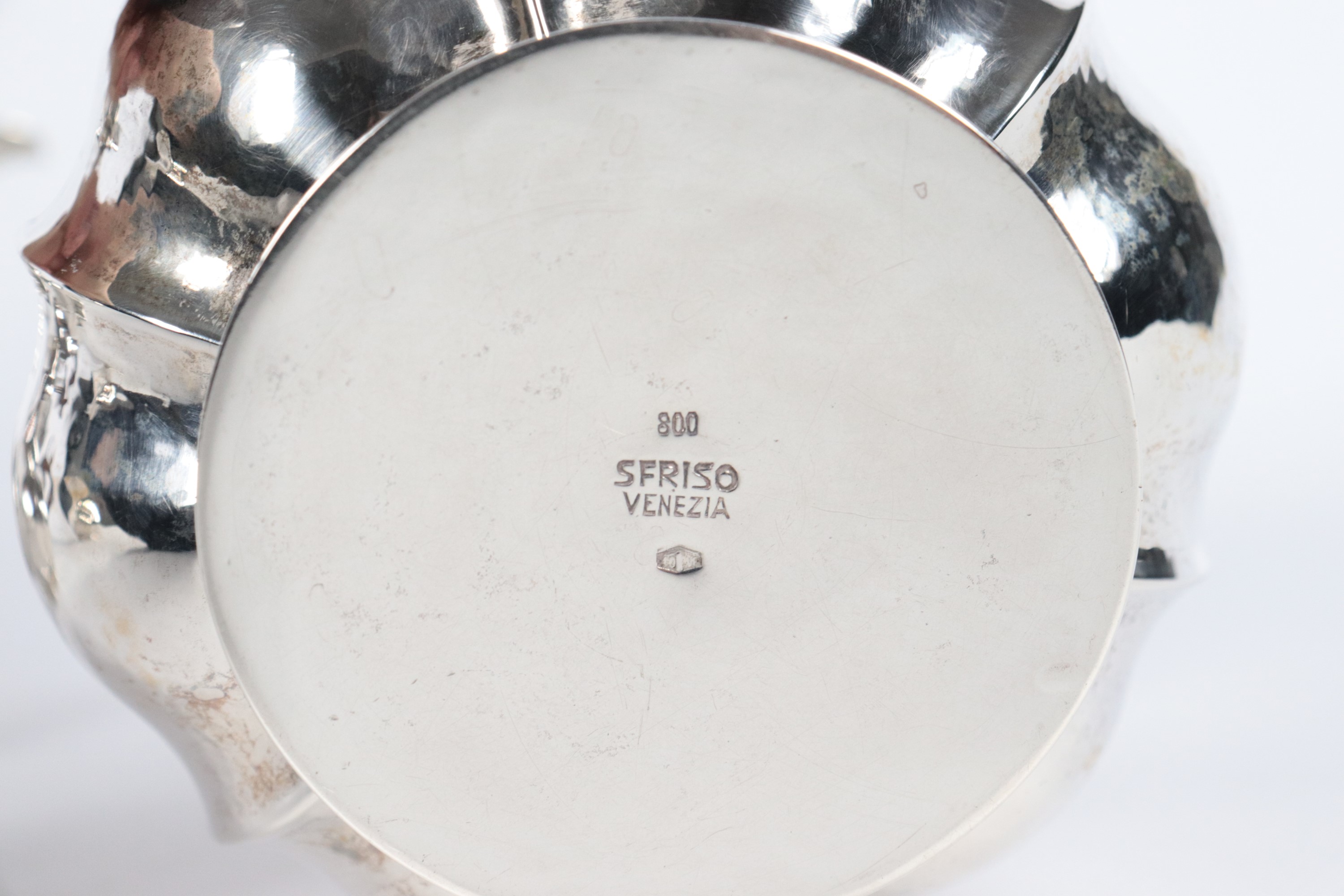 Servizio da tè e caffè in argento, cesellato e sbalzato a motivi Luigi XV con manici in legno: te...