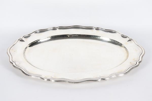 Piatto ovale da portata in argento con bordo centinato, cesellato e sbalzato, marcato L. Frisio - Venezia. Bollo Periodo del Fascio, gr. 860