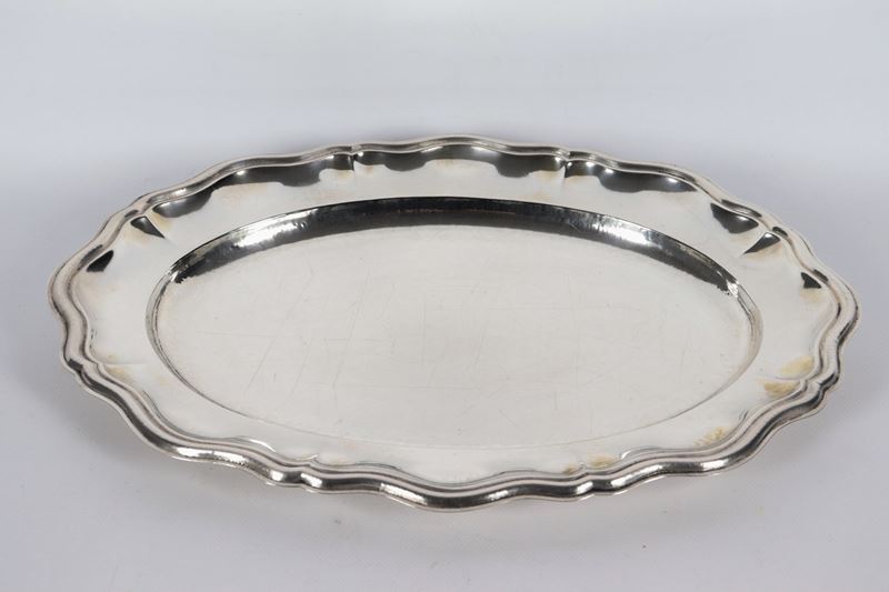 Piatto ovale da portata in argento con bordo centinato, cesellato e sbalzato, marcato L. Frisio -...