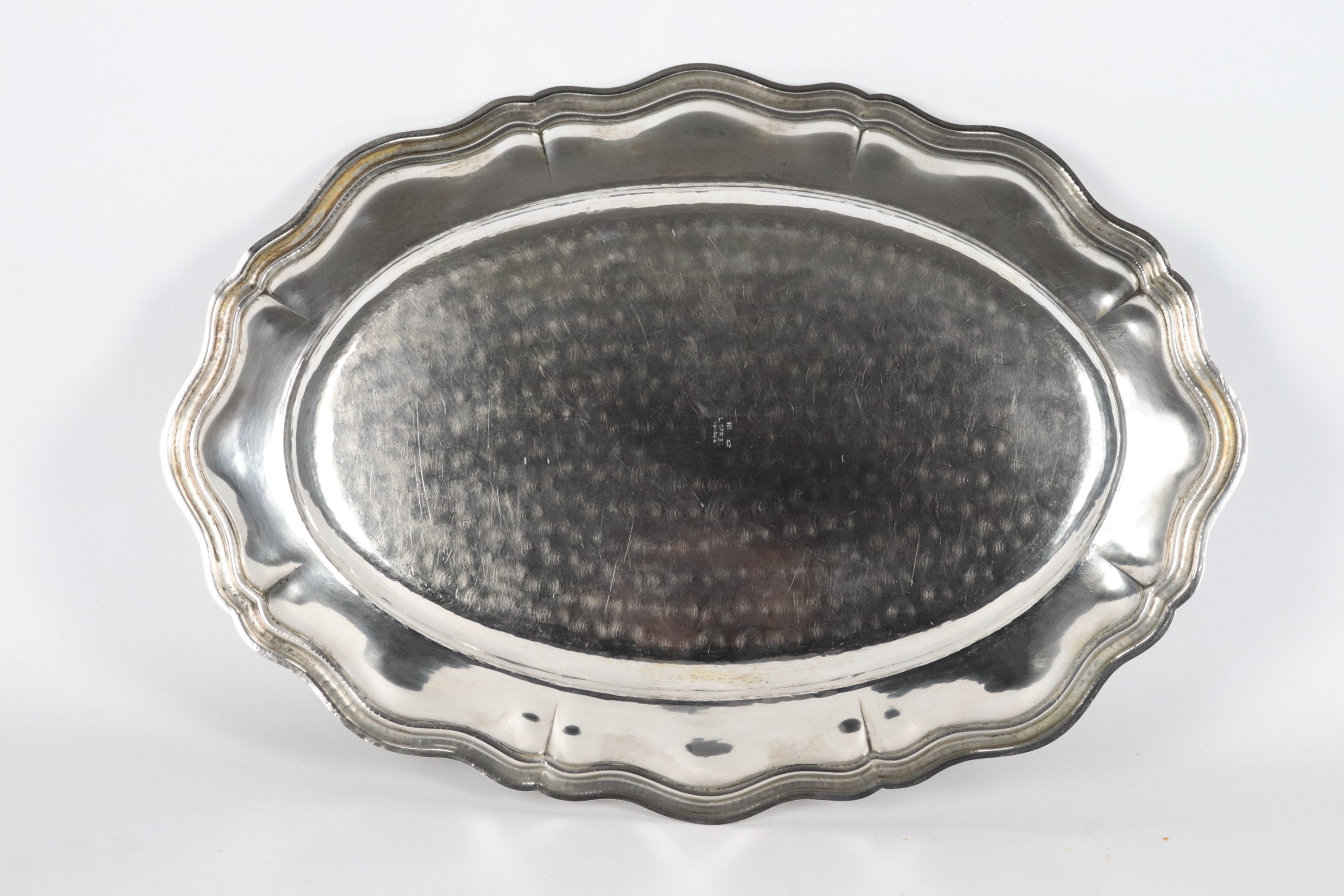 Piatto ovale da portata in argento con bordo centinato, cesellato e sbalzato, marcato L. Frisio -...