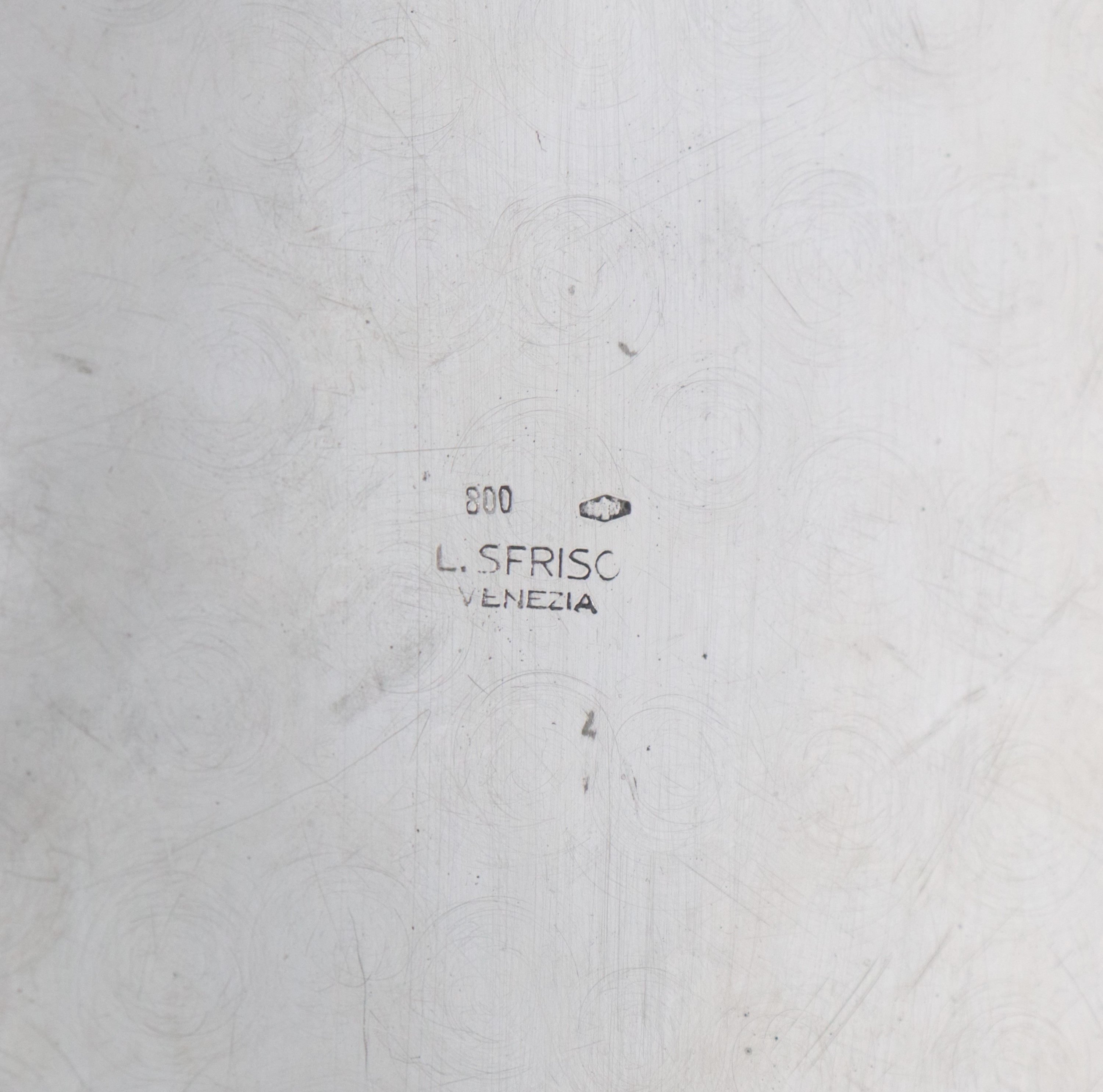 Piatto ovale da portata in argento con bordo centinato, cesellato e sbalzato, marcato L. Frisio -...