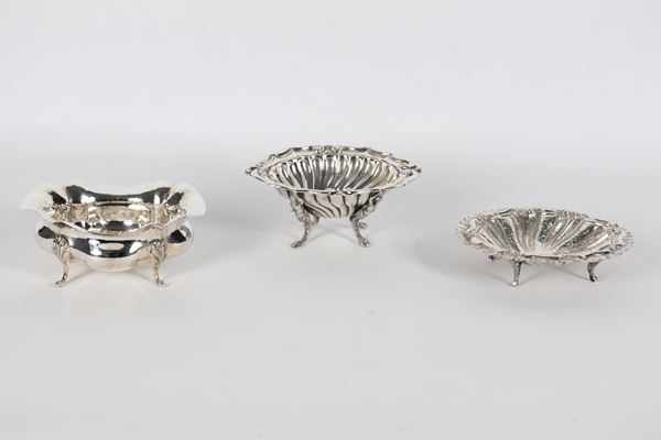 Lot of three antique small oval-shaped silver bowls, supported by curved feet. Different embossing and chiselling, gr. 445