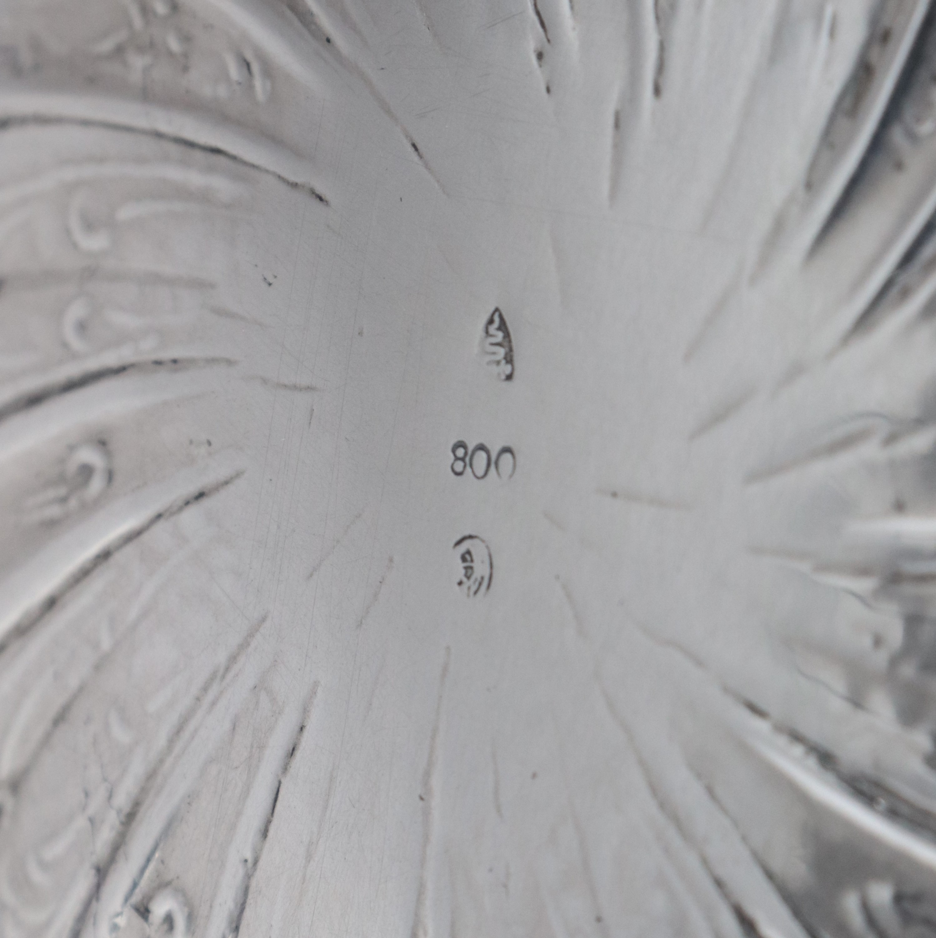 Antico piccolo centrotavola in argento a forma ovale, interamente cesellato e sbalzato a volute v...